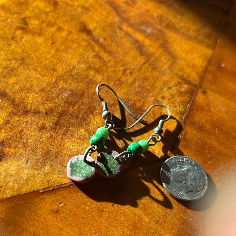 Green and Pink Turtle earrings - Picture 3 of 3
